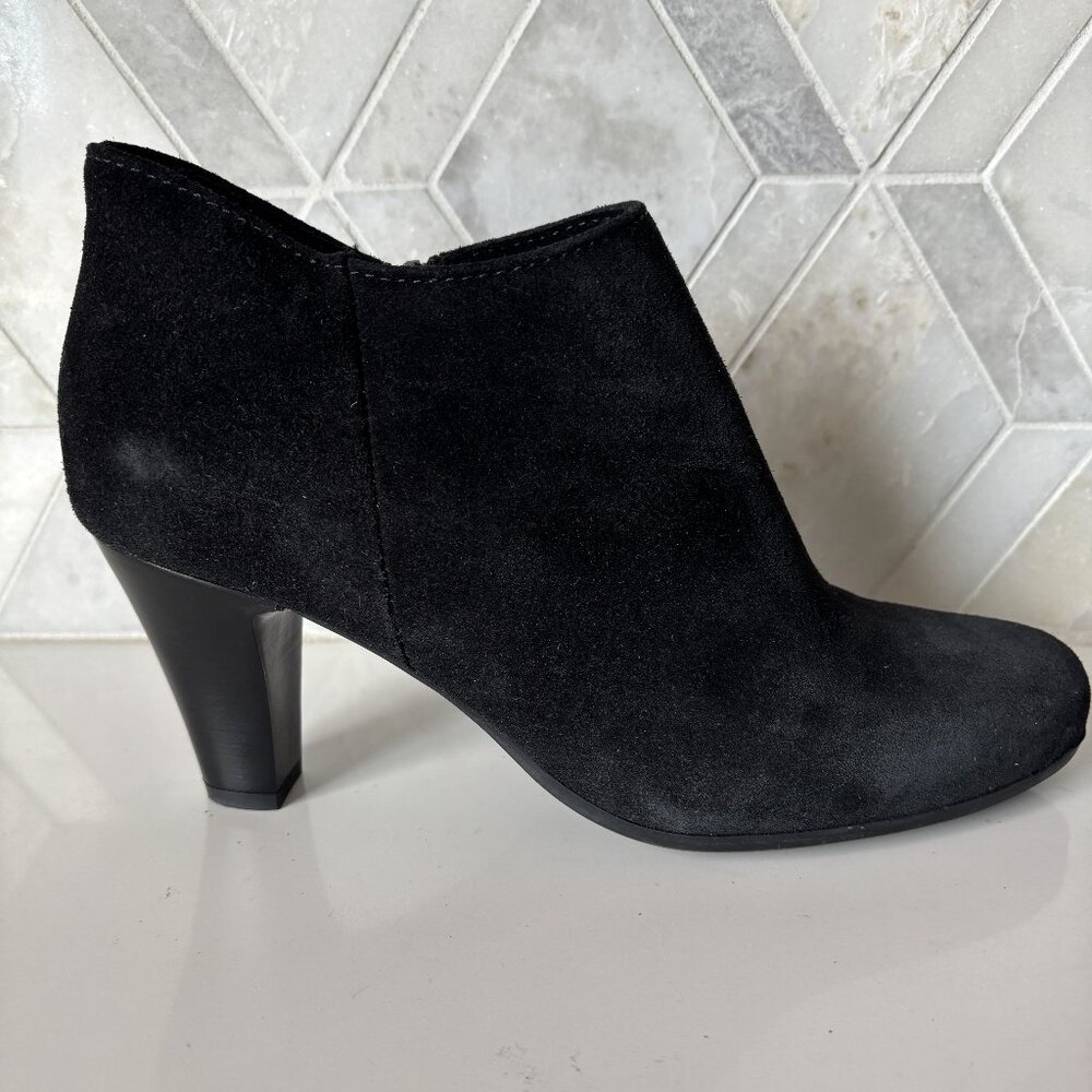 La Canadienne 9M Black Low Top Cone Heel Ankle Bootie Zipper Suede Donovan Boot - Picture 5 of 9